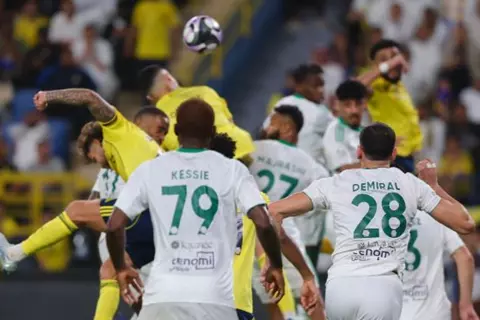 الأهلي السعودي يفقد الثنائي الأجنبي قبل لقاء التعاون